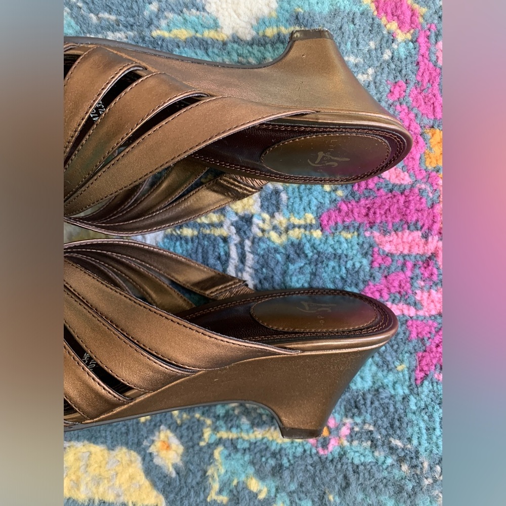Excellent Condition, Life Stride “Natchez-Bronze” Sandal, Comes w/ Box, Size 7.5 - Picture 7 of 8